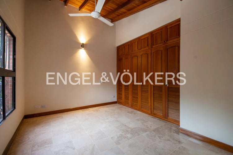 Casa de 5 alcobas en venta en La Frontera, Envigado, 389 m² · foto 14 de 16