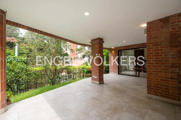 Casa de 5 alcobas en venta en La Frontera, Envigado, 389 m² · foto 3 de 16