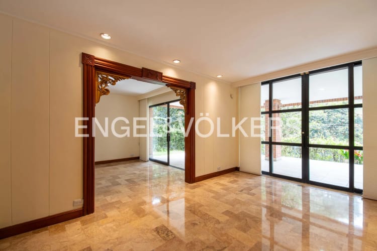 Casa de 5 alcobas en venta en La Frontera, Envigado, 389 m² · foto 2 de 16