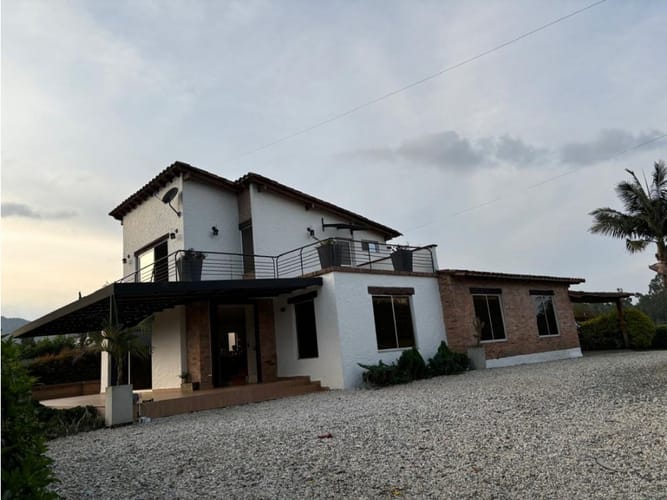 Casa de 5 alcobas en arriendo en El Tablazo, Rionegro, 300 m² · foto 3 de 23