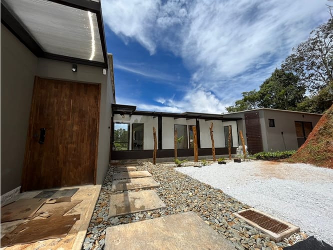 Casa de 3 alcobas en arriendo en San Antonio De Pereira, Rionegro, 200 m² · foto 2 de 15