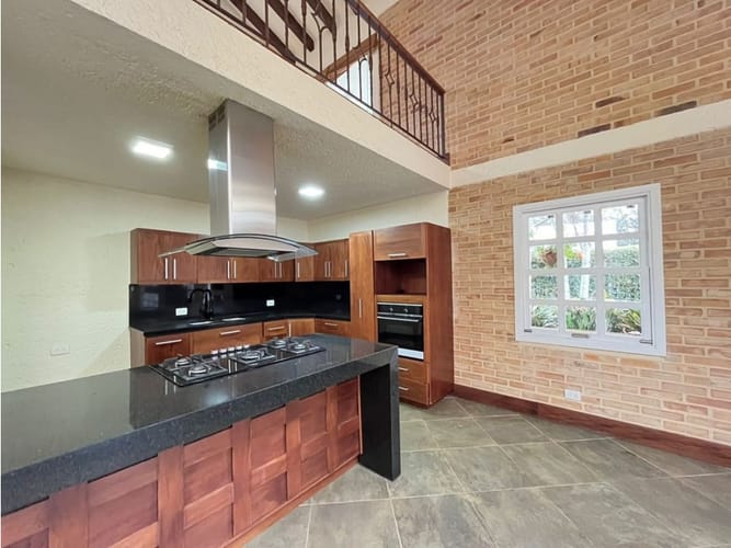 Casa de 6 alcobas en arriendo en Llano Grande, Rionegro, 300 m² · foto 12 de 24