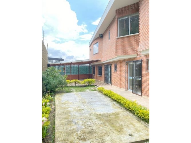 Casa de 5 alcobas en arriendo en Altos Del Poblado, Medellín, 300 m² · foto 2 de 19