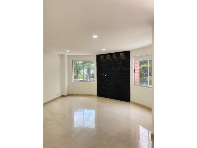 Casa de 5 alcobas en arriendo en Altos Del Poblado, Medellín, 300 m² · foto 3 de 19