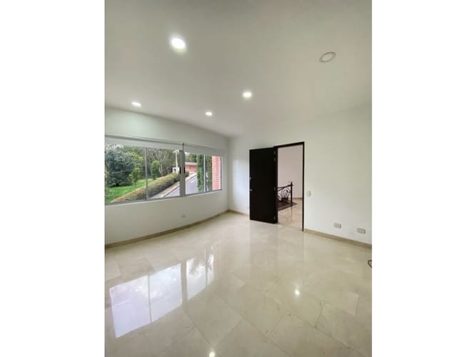 Casa de 5 alcobas en arriendo en Altos Del Poblado, Medellín, 300 m² · foto 6 de 19