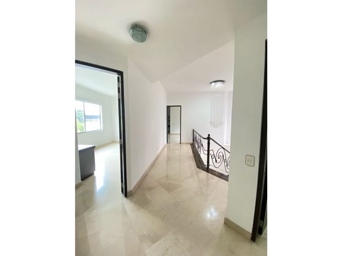 Casa de 5 alcobas en arriendo en Altos Del Poblado, Medellín, 300 m² · foto 7 de 19