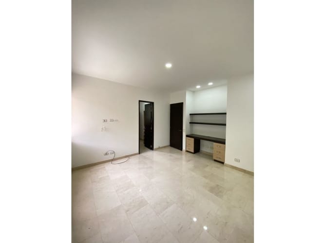 Casa de 5 alcobas en arriendo en Altos Del Poblado, Medellín, 300 m² · foto 8 de 19