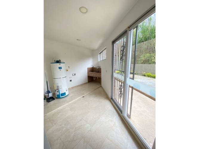 Casa de 5 alcobas en arriendo en Altos Del Poblado, Medellín, 300 m² · foto 10 de 19