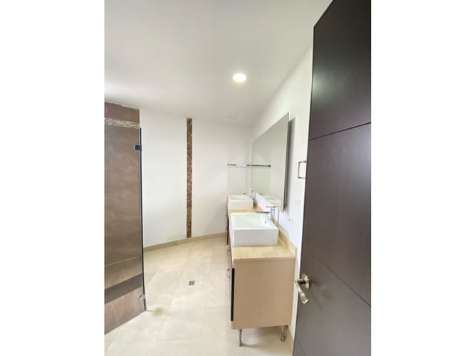 Casa de 5 alcobas en arriendo en Altos Del Poblado, Medellín, 300 m² · foto 14 de 19
