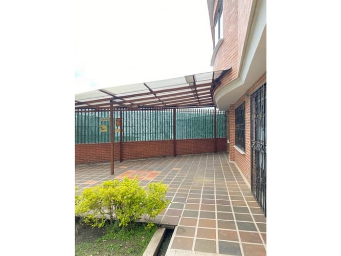 Casa de 5 alcobas en arriendo en Altos Del Poblado, Medellín, 300 m² · foto 19 de 19