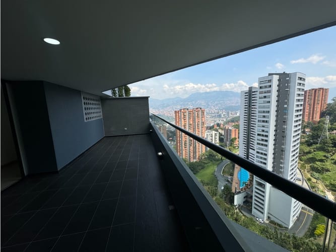 Apartamento de 3 alcobas en arriendo en El Poblado, Medellín, 105 m² · foto 3 de 16