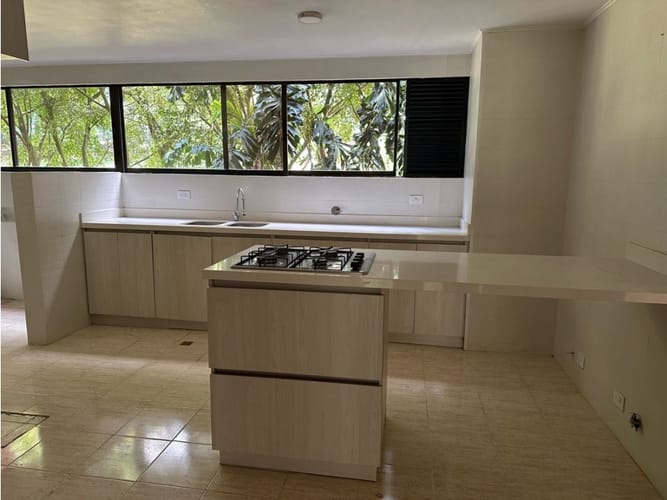 Apartamento de 3 alcobas en venta en El Poblado, Medellín, 241 m² · foto 4 de 24