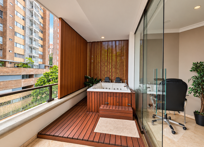 Apartamento de 3 alcobas en arriendo en Provenza, Medellín, 250 m² · foto 4 de 16