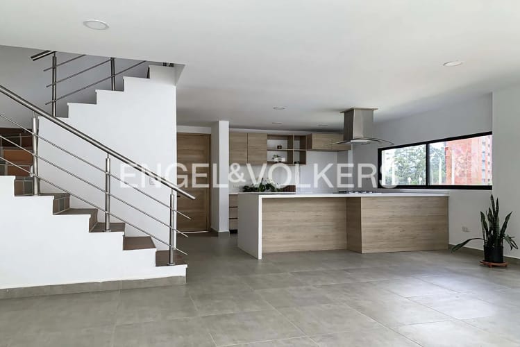Casa de 4 alcobas en venta en Barro Blanco, Rionegro, 220 m² · foto 1 de 6