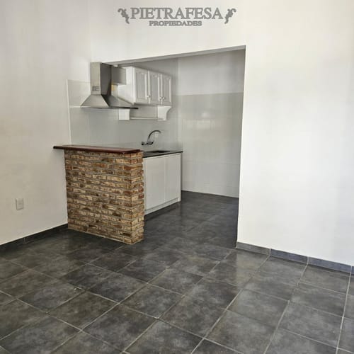 Casa en alquiler, 2 dormitorios, 1 baño, patio con parrillero, cochera. Carrasco Norte. · Foto 2
