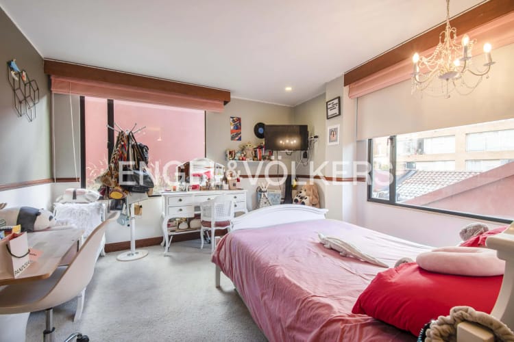 Apartamento de 4 alcobas en venta en Los Rosales, Bogotá, 251 m² · foto 18 de 22