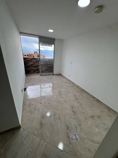 Apartamento de 3 alcobas en arriendo en Pajarito, Medellín, 50 m² · foto 2 de 9