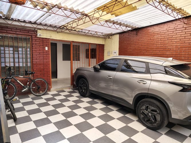Casa de 7 alcobas en venta en Madelena, Bogotá, 256 m² · foto 2 de 24