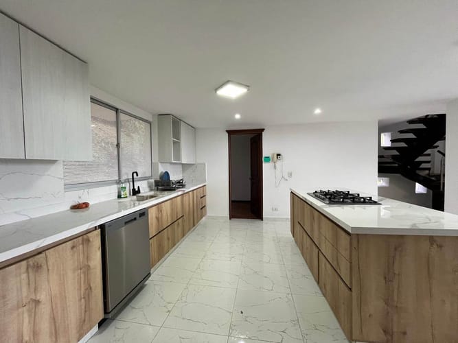 Casa de 4 alcobas en arriendo en Mugá, Envigado, 550 m² · foto 2 de 20