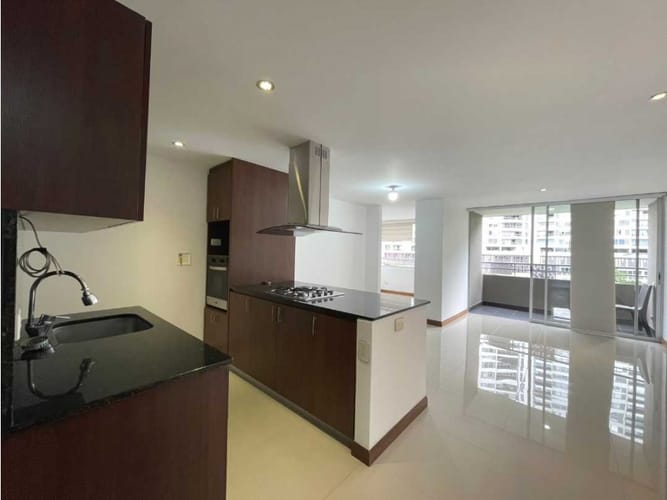 Apartamento de 2 alcobas en arriendo en Asomadera No.2, Medellín, 75 m² · foto 1 de 12