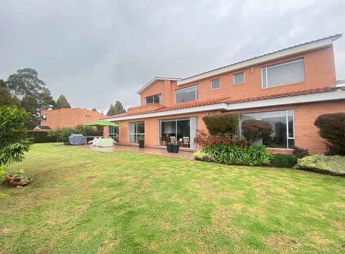 Casa de 4 alcobas en venta en Guaymaral, Bogotá, 380 m² · foto 1 de 9