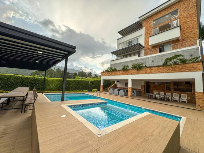 Casa de 5 alcobas en venta en Terrazas De Menzuli, Piedecuesta, 1467 m² · foto 1 de 24