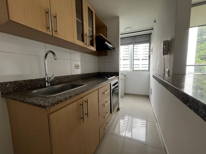 Apartamento de 3 alcobas en arriendo en Loma Del Indio, Medellín, 78 m² · foto 2 de 15