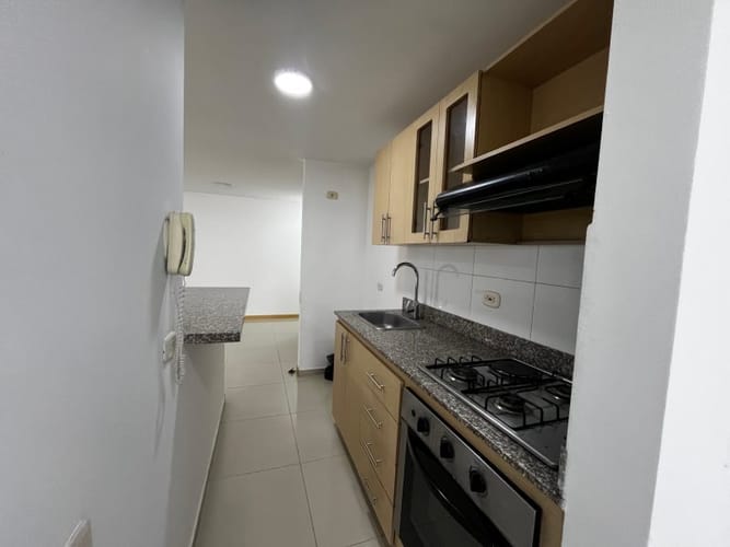 Apartamento de 3 alcobas en arriendo en Loma Del Indio, Medellín, 78 m² · foto 3 de 15