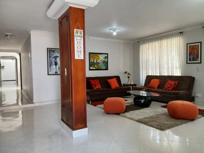 Casa de 5 alcobas en arriendo en Miravalle, Medellín, 197 m² · foto 2 de 10