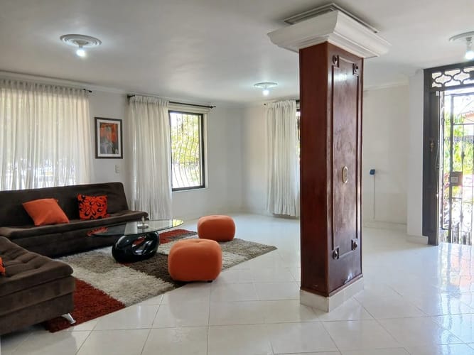 Casa de 5 alcobas en arriendo en Miravalle, Medellín, 197 m² · foto 3 de 10