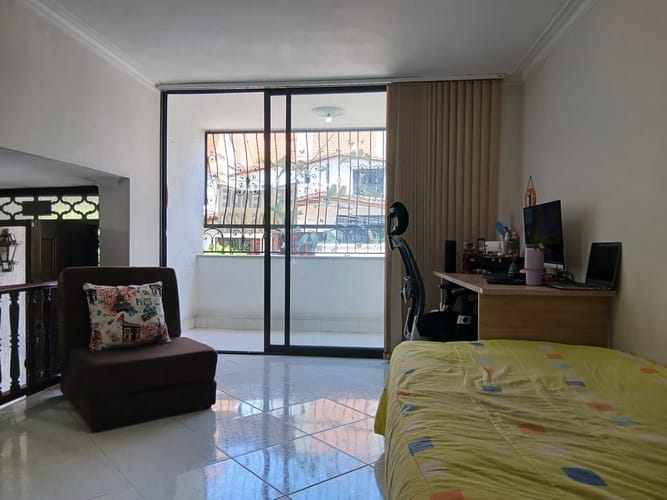 Casa de 5 alcobas en arriendo en Miravalle, Medellín, 197 m² · foto 6 de 10