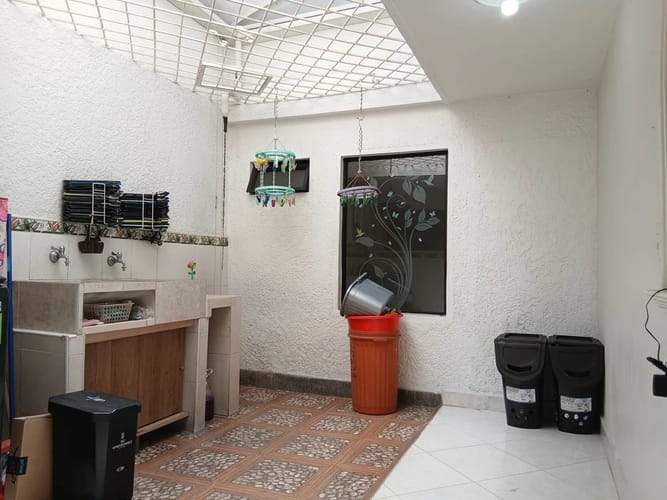 Casa de 5 alcobas en arriendo en Miravalle, Medellín, 197 m² · foto 8 de 10