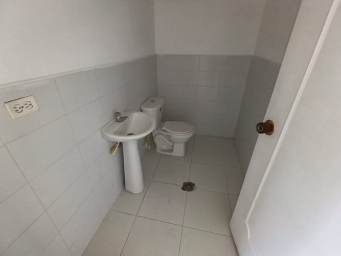 Casa de 6 alcobas en arriendo en Laureles, Medellín, 260 m² · foto 3 de 20