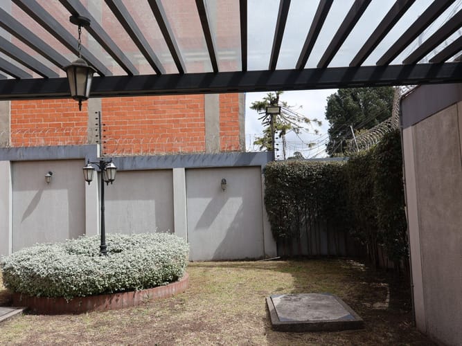 Casa de 15 alcobas en arriendo en Villa Gladys, Bogotá, 1026 m² · foto 2 de 19