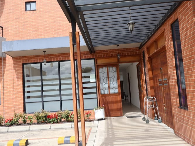 Casa de 15 alcobas en arriendo en Villa Gladys, Bogotá, 1026 m² · foto 3 de 19