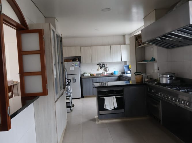 Casa de 15 alcobas en arriendo en Villa Gladys, Bogotá, 1026 m² · foto 13 de 19