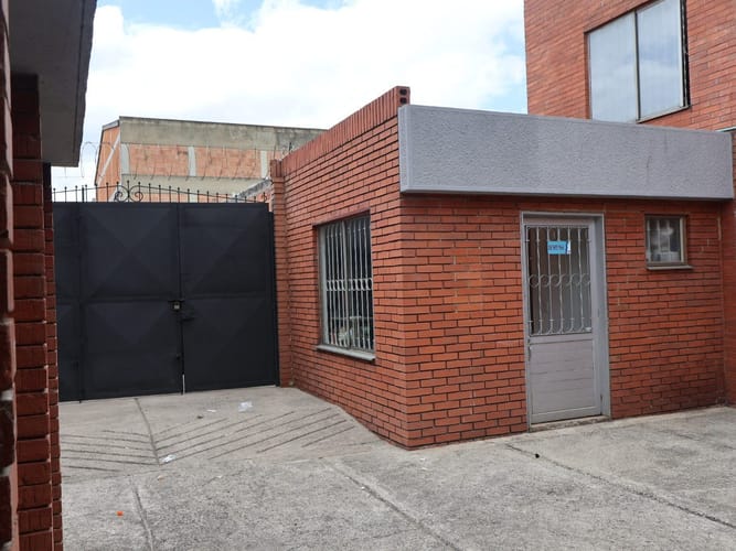Casa de 15 alcobas en arriendo en Villa Gladys, Bogotá, 1026 m² · foto 14 de 19
