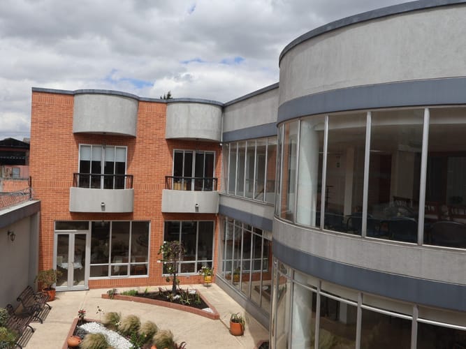 Casa de 15 alcobas en arriendo en Villa Gladys, Bogotá, 1026 m² · foto 17 de 19