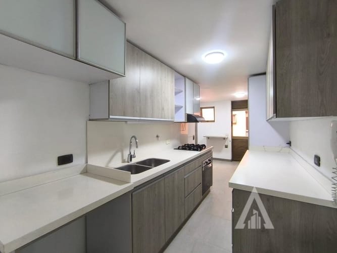 Apartamento de 2 alcobas en arriendo en El Tesoro, Medellín, 96 m² · foto 2 de 22