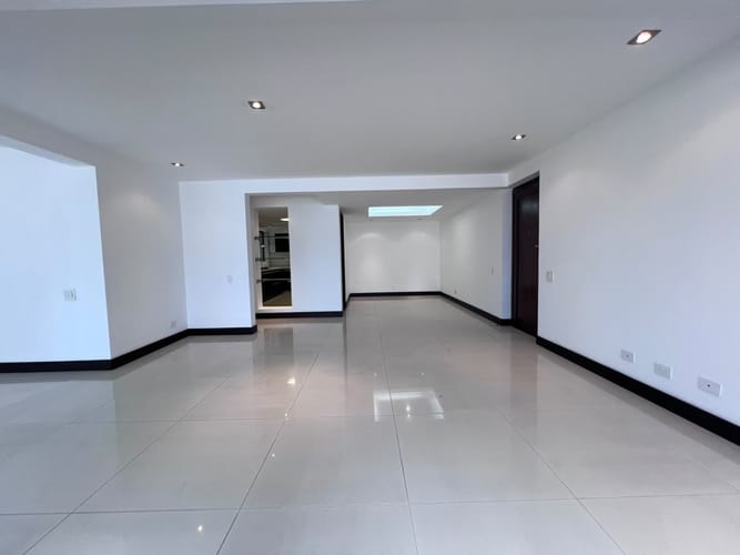 Apartamento de 3 alcobas en arriendo en El Poblado, Medellín, 180 m² · foto 5 de 17