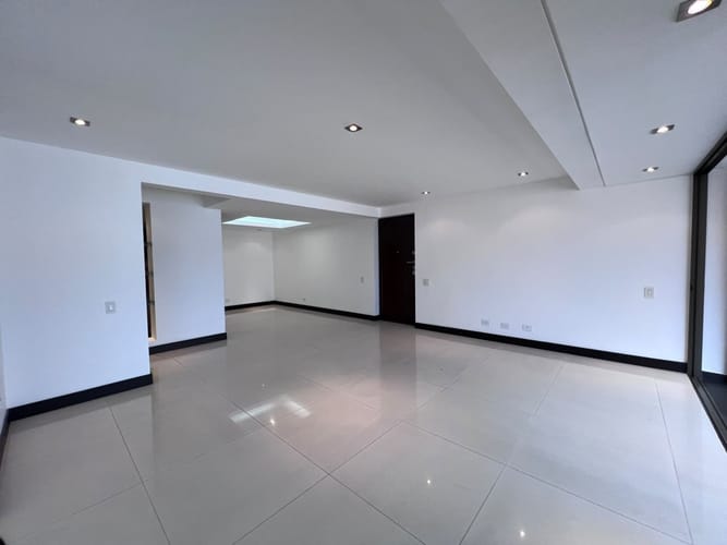 Apartamento de 3 alcobas en arriendo en El Poblado, Medellín, 180 m² · foto 10 de 17