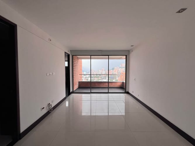 Apartamento de 3 alcobas en arriendo en El Poblado, Medellín, 180 m² · foto 2 de 17