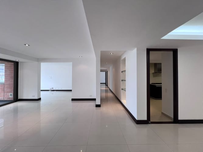 Apartamento de 3 alcobas en arriendo en El Poblado, Medellín, 180 m² · foto 4 de 17