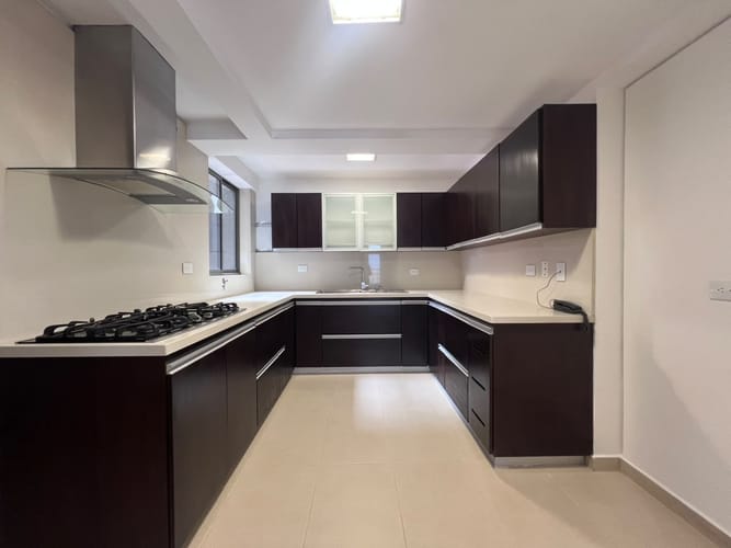 Apartamento de 3 alcobas en arriendo en El Poblado, Medellín, 180 m² · foto 3 de 17