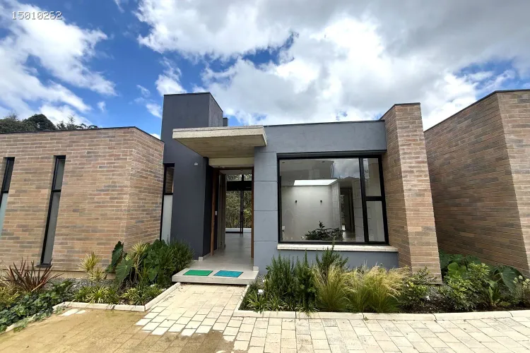 Casa de 3 alcobas en venta en Loma Del Escobero, Envigado, 330 m² · foto 1 de 24