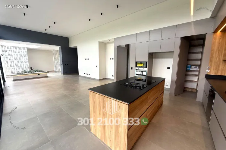 Casa de 3 alcobas en venta en Loma Del Escobero, Envigado, 330 m² · foto 9 de 24
