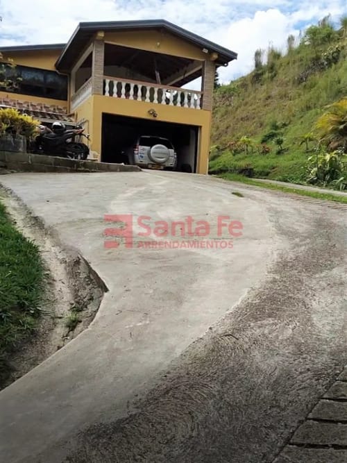 Casa de 4 alcobas en arriendo en La Bermejala, La Estrella, 550 m² · foto 1 de 10