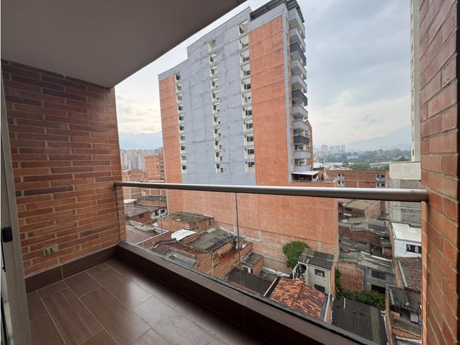 Apartamento de 3 alcobas en venta en Calle Del Banco, Sabaneta, 75 m² · foto 2 de 9