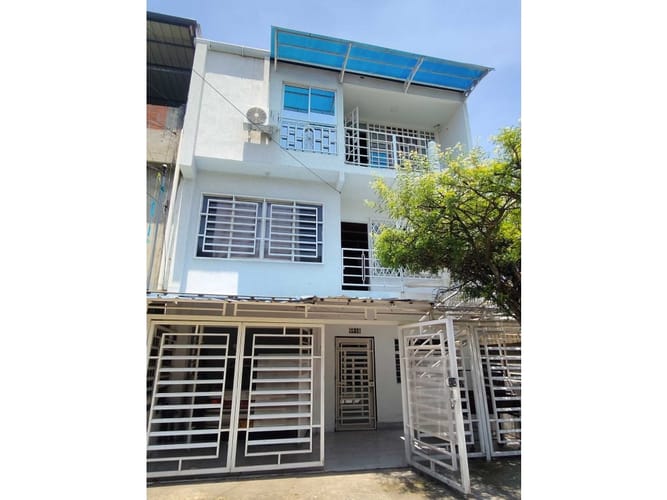 Casa de 5 alcobas en venta en Republica De Israel, Cali, 215 m² · foto 2 de 24