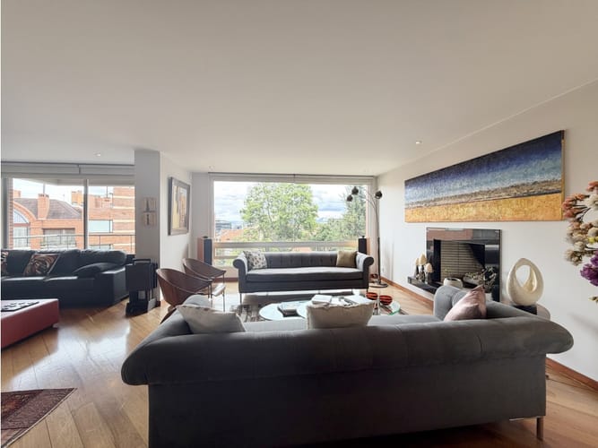 Apartamento de 3 alcobas en venta en Los Rosales, Bogotá, 210 m² · foto 1 de 17